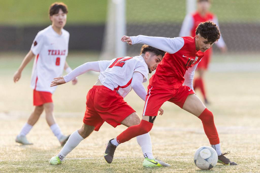 Snohomishs Aurick Arreola-Villasenor controls the ball against Mountlake Terraces Esmatullah Quraishi during the loser-out 3A district playoff game on Thursday, May 7, 2026 in Snohomish, Washington. (Olivia Vanni / The Herald)