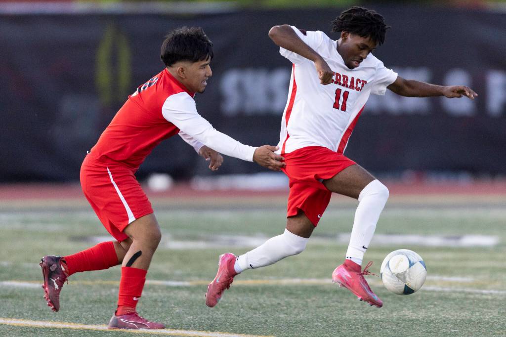 Mountlake Terraces Ash Jeffers controls the ball against Snohomishs Isidro Lopez Moreno during the loser-out 3A district playoff game on Thursday, May 7, 2026 in Snohomish, Washington. (Olivia Vanni / The Herald)