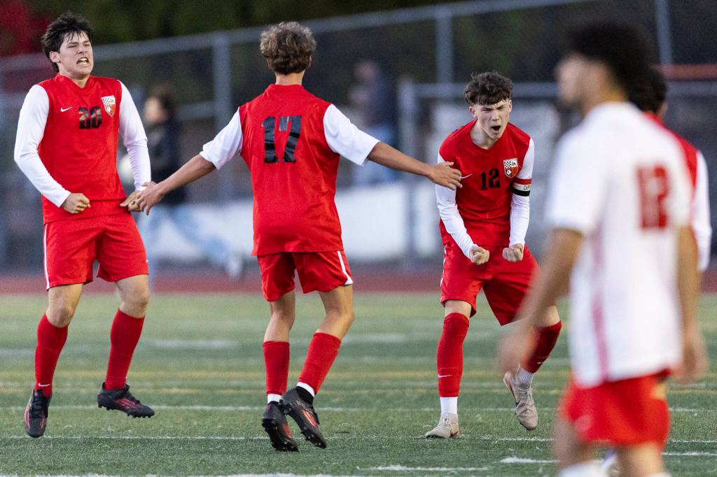 Snohomishs Sonteyago Seeley, Chase Beazer and Carson Maechler react after beating Mountlake Terrace in the loser-out 3A district playoff game on Thursday, May 7, 2026 in Snohomish, Washington. (Olivia Vanni / The Herald)