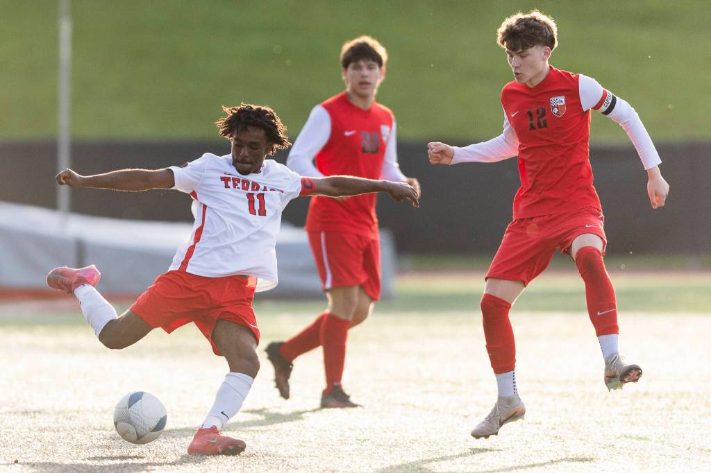 Mountlake Terraces Ash Jeffers controls the ball against Snohomishs Carson Maechler during the loser-out 3A district playoff game on Thursday, May 7, 2026 in Snohomish, Washington. (Olivia Vanni / The Herald)