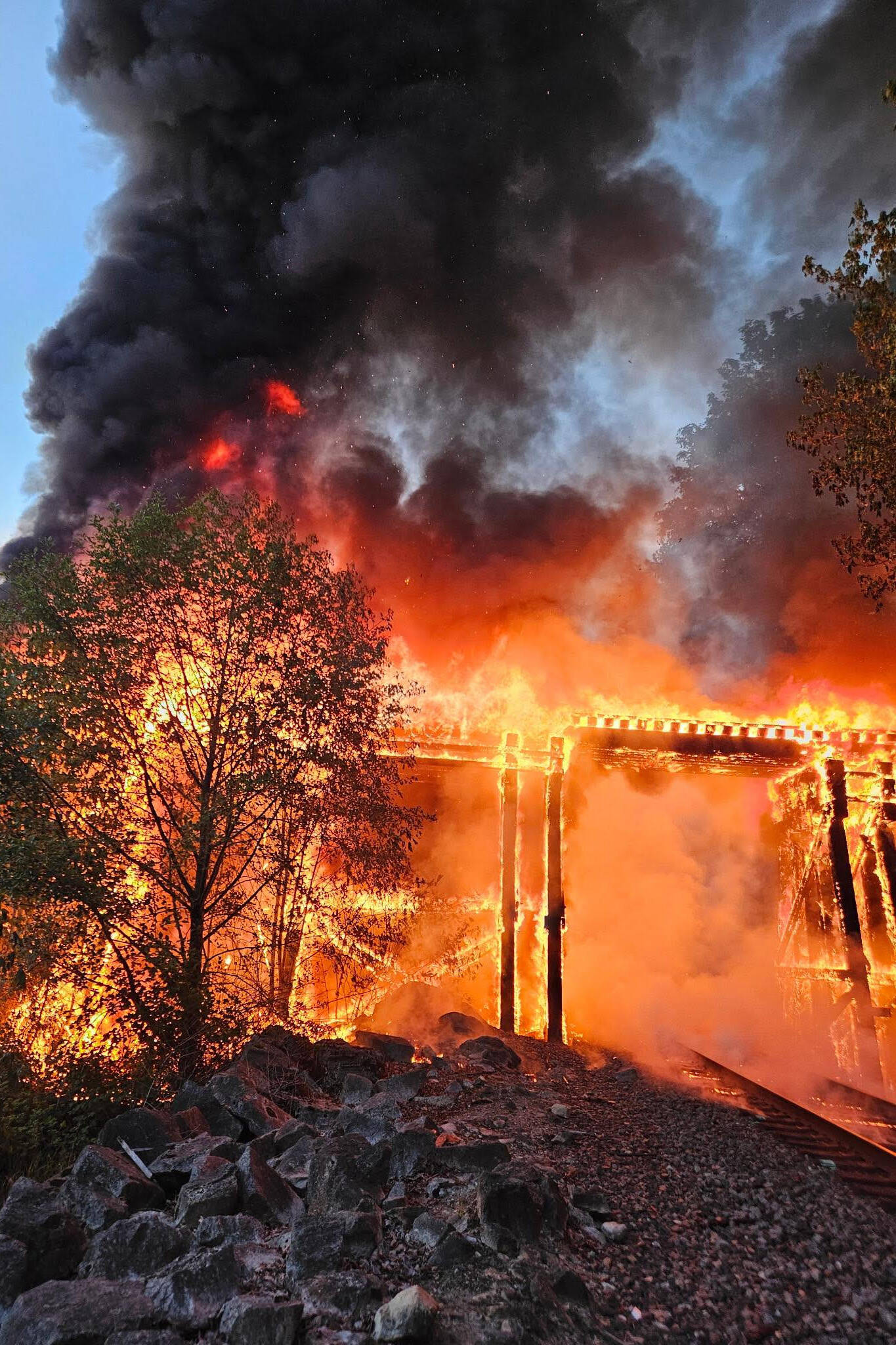 1 hurt in large fire on abandoned train tracks in Snohomish | HeraldNet.com
