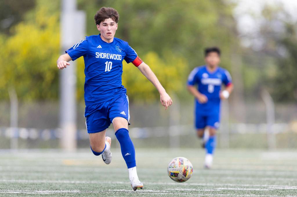 Shorewoods Nikola Genadiev dribbles the ball up the field during the 3A district semifinal game against Lynnwood on Tuesday, May 12, 2026 in Shoreline, Washington. (Olivia Vanni / The Herald)