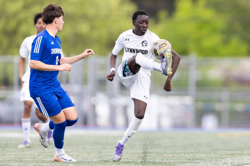 Lynnwoods Anthony Onyango controls the ball while under pressure from Shorewoods Nikola Genadiev during the 3A district semifinal game on Tuesday, May 12, 2026 in Shoreline, Washington. (Olivia Vanni / The Herald)