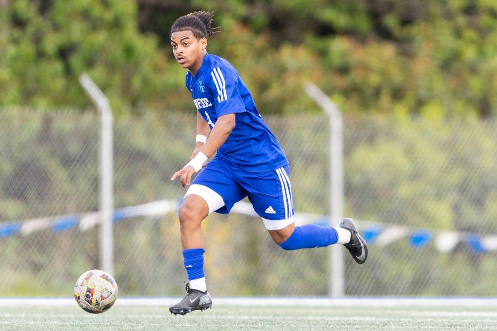 Shorewoods Meiron Bereket dribbles the ball up the field during the 3A district semifinal game against Lynnwood on Tuesday, May 12, 2026 in Shoreline, Washington. (Olivia Vanni / The Herald)