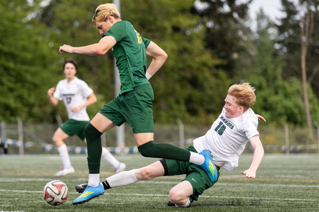 Edmonds-Woodways Jonah Sutcliffe slice tackles Shorecrests Cole Ambrose during the 3A district semifinal game on Tuesday, May 12, 2026 in Shoreline, Washington. (Olivia Vanni / The Herald)