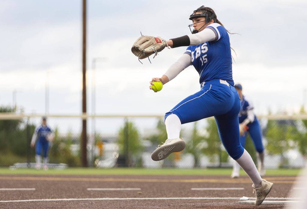 Sedro-Woolleys Kasandra Gonzalez pitches during the 3A district championship game against Everett on Thursday, May 14, 2026 in Everett, Washington. (Olivia Vanni / The Herald)