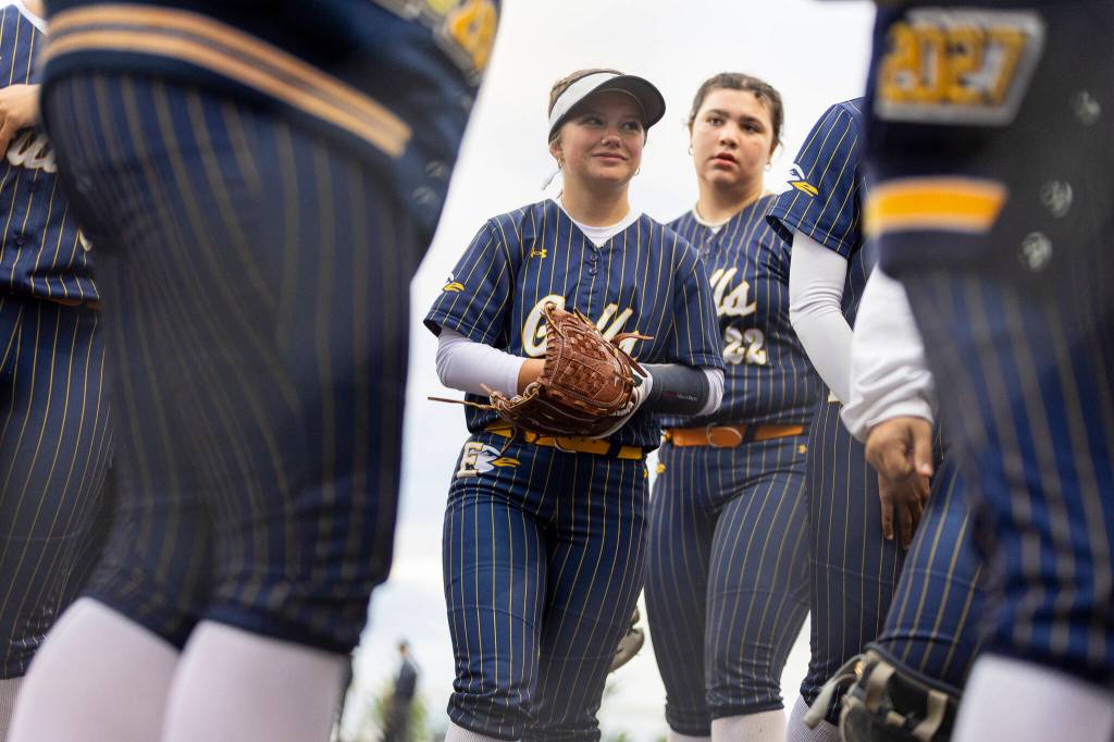 Everetts Kaitlyn Kelley looks on during a huddle between innings during the 3A district championship game against Sedro-Woolley on Thursday, May 14, 2026 in Everett, Washington. (Olivia Vanni / The Herald)