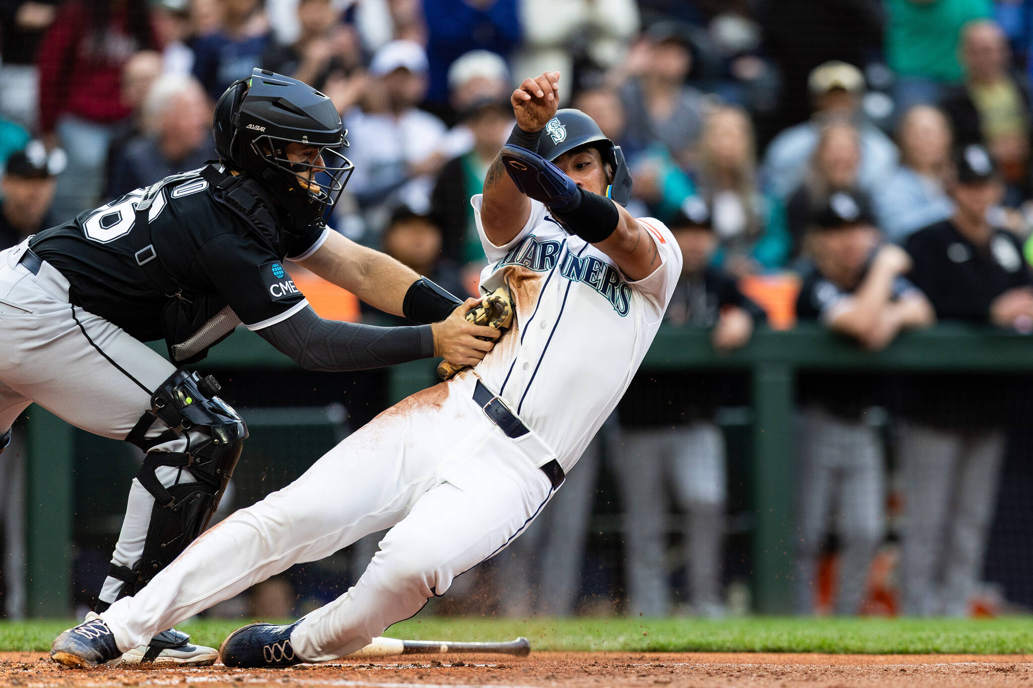 Mariners benefit from obstruction call in win over White Sox