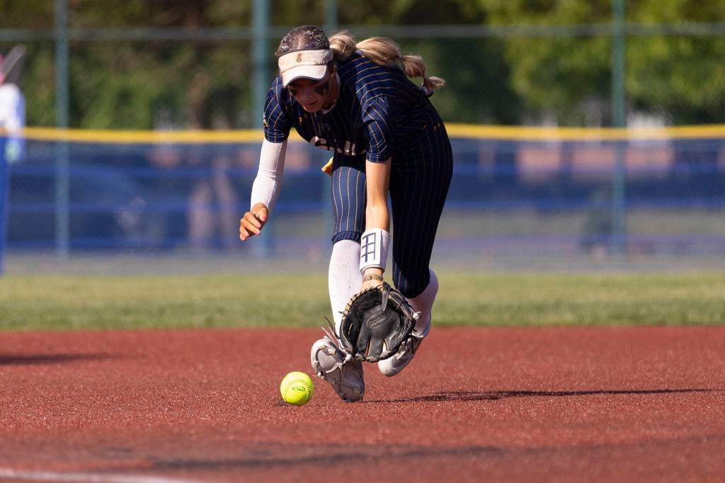 Everetts Mia Hoekendorf fields the ball during the 3A state opening round loser-out game against Garfield on Friday, May 22, 2026 in Lacey, Washington. (Olivia Vanni / The Herald)