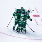 The Everett Silvertips gather to celebrate a goal during their 4-0 win against the Kelowna Rockets in the Memorial Cup round-robin at Prospera Place on May 27, 2026. (Photo courtesy Steve Dunsmoor / CHL)