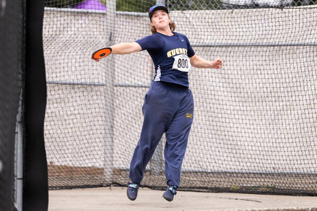 Everetts Malachi Smith warms up before the 3A discus final during the WIAA State Track & Field Championships on Friday, May 29, 2026 in Tacoma, Washington. (Olivia Vanni / The Herald)