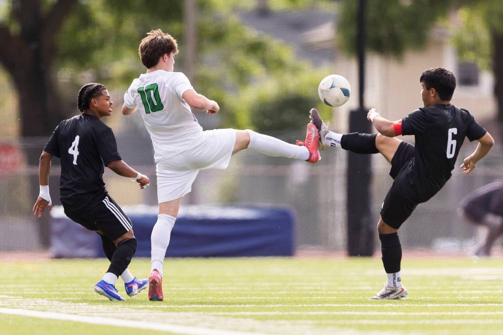 Shorewoods Isak Medhaug and Bishop Blanchets Jackson Farrell compete for the ball during the 3A state semifinal game on Friday, May 29, 2026 in Puyallup, Washington. (Olivia Vanni / The Herald)