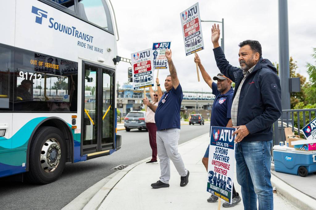 Union pickets as negotiations with Community Transit continue - HeraldNet