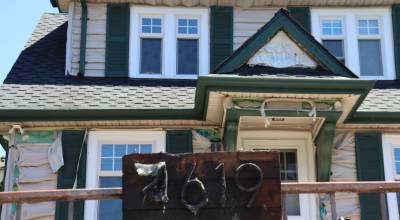 A 100-year-old home on Glenwood Avenue was damaged in a suspected arson after a hedge in the front yard caught fire on July 17, 2026, in Everett, Washington. (Ian Davis-Leonard/The Daily Herald)