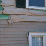 Radiant heat from a hedge fire on Glenwood Avenue melted the homes siding down to the original cedar on July 17, 2026, in Everett, Washington. (Ian Davis-Leonard/The Daily Herald)