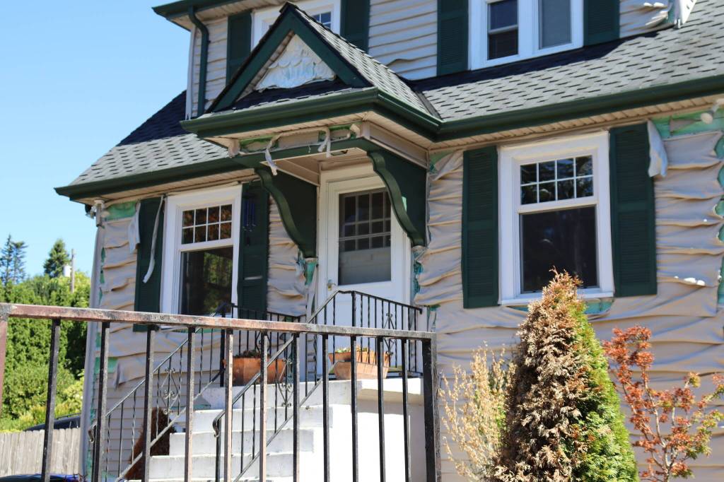 A 100-year-old home on Glenwood Avenue was damaged in a suspected arson after a hedge in the front yard caught fire on July 17, 2026, in Everett, Washington. (Ian Davis-Leonard/The Daily Herald)